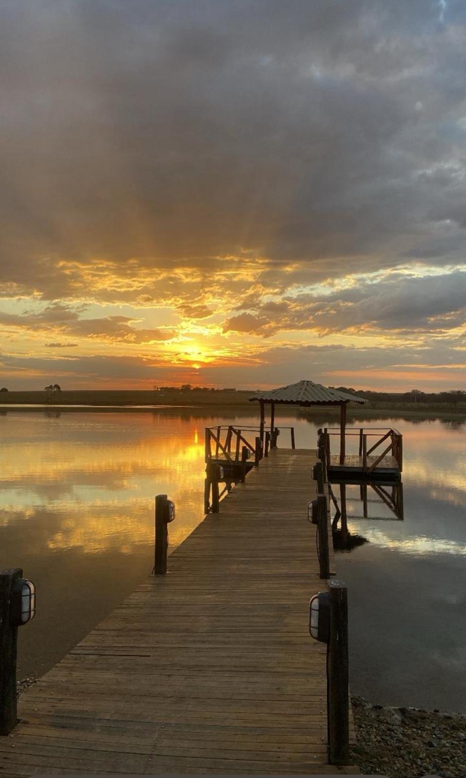 O píer e as águas calmas ao entardecer